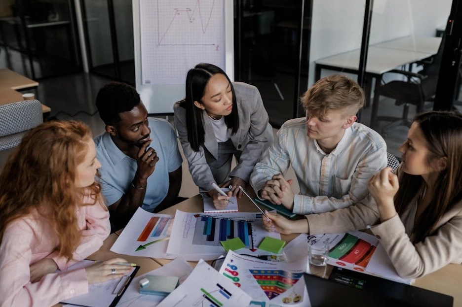 Zespół omawiający strategię przy tablicy